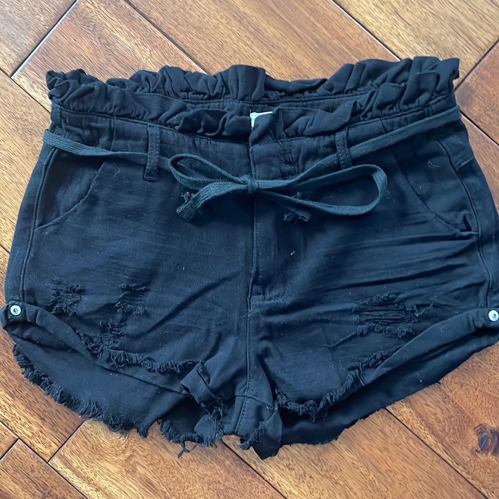 Black ruffle short